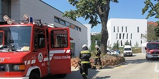 Kiürítették a tűzoltók a vérellátó központot Pécsett Kiürítették a tűzoltók a vérellátó központot Pécsett