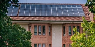 Három klinikai tömböt szerel fel napelemekkel szeptember végéig a PTE