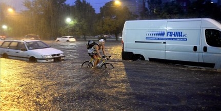 Számos gépjármű akadt el a hömpölygő vízben Számos gépjármű akadt el a hömpölygő vízben
