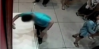 Elcsúszott a múzeumban és tönkretett egy értékes festményt Elcsúszott a múzeumban és tönkretett egy értékes festményt