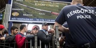 Kétezer migráns várakozik a Keleti pályaudvaron Kétezer migráns várakozik a Keleti pályaudvaron