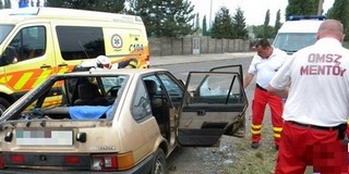 Előzni próbált, garázsajtónak ütközött egy autó Pécsett Előzni próbált, garázsajtónak ütközött egy autó Pécsett