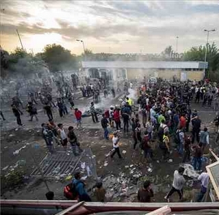 Tíz éve ostromolták meg a migránsok a magyar határt Röszkénél Tíz éve ostromolták meg a migránsok a magyar határt Röszkénél