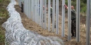 Emberfeletti tempóban épül a kerítés a horvát határon