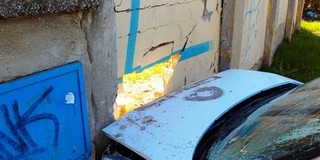 Kerítésbe fúródott egy személyautó Pécsett Kerítésbe fúródott egy személyautó Pécsett