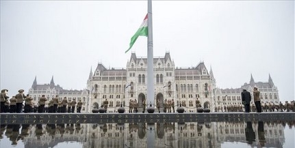 Félárbócra engedték a nemzeti lobogót Budapesten Félárbócra engedték a nemzeti lobogót Budapesten