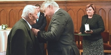 Lovagkereszttel tüntették ki a kékfestő Sárdi Jánost Lovagkereszttel tüntették ki a kékfestő Sárdi Jánost
