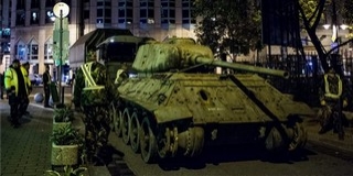 Hatástalanított T-34-est szállítottak a rádió udvarára Hatástalanított T-34-est szállítottak a rádió udvarára