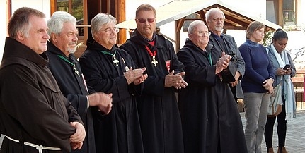 Böjte Csaba szentelte fel Gyimesbükkön a Szatyor Győző által készített haranglábat Böjte Csaba szentelte fel Gyimesbükkön a Szatyor Győző által készített haranglábat