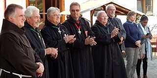 Böjte Csaba szentelte fel Gyimesbükkön a Szatyor Győző által készített haranglábat Böjte Csaba szentelte fel Gyimesbükkön a Szatyor Győző által készített haranglábat