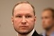 Embertelen bánásmódra hivatkozva perel Breivik