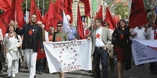 Csörte: perre ment a jobbikos Fogarasi Gábor és a vörös csillagot büszkén viselő Vajnai Attila Csörte: perre ment a jobbikos Fogarasi Gábor és a vörös csillagot büszkén viselő Vajnai Attila