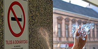 Pécsett évek óta nem büntettek senkit tiltott helyen való bagózásért - mégis sokan füstölögnek