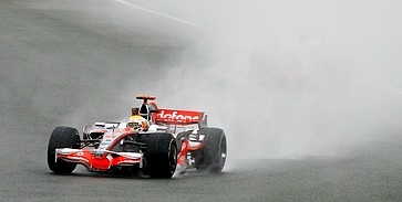 F-1: Hamilton nyerte a brit esőfutamot F-1: Hamilton nyerte a brit esőfutamot