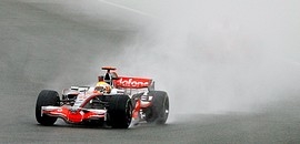 F-1: Hamilton nyerte a brit esőfutamot