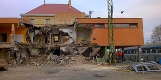 Olvasói fotók: így tüntetik el a pécsi főpályaudvar mellett az egykori resti épületét Olvasói fotók: így tüntetik el a pécsi főpályaudvar mellett az egykori resti épületét