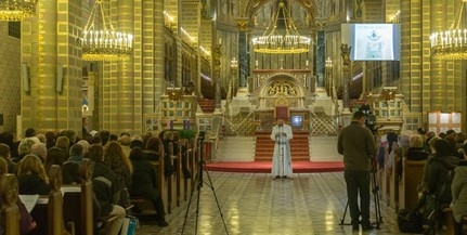 Közös énekléssel, szentmisével nyílt meg a 13. Pécsi Advent a székesegyházban