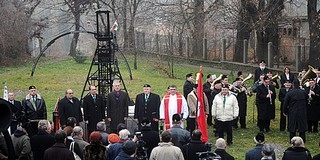 Kicsinyített aknatornyot avattak fel a pécsi Bányász parkban Kicsinyített aknatornyot avattak fel a pécsi Bányász parkban