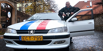 Taxi a Taxiból : Vörös Tamás különleges kocsival járja Pécset, s néha szüléseknél is segédkezik Taxi a Taxiból : Vörös Tamás különleges kocsival járja Pécset, s néha szüléseknél is segédkezik