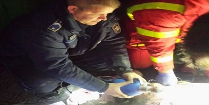 Rászakadt a plafon egy pécsi férfire, megmentették a rendőrök az életét