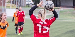 Első helyen telelnek a PMFC lányai, cél az élvonal Első helyen telelnek a PMFC lányai, cél az élvonal