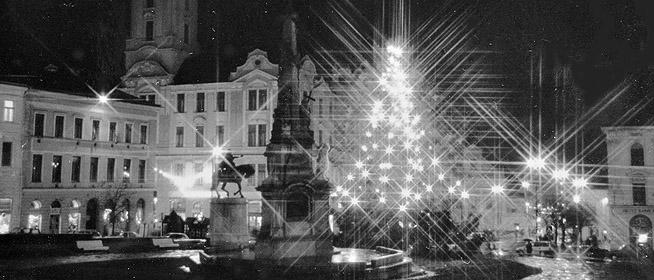 Már száz éve is állt karácsonyfa a Széchenyi téren – Reklámhadjáratok a régi Pécs ünnepén Már száz éve is állt karácsonyfa a Széchenyi téren – Reklámhadjáratok a régi Pécs ünnepén