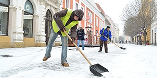 Több mint háromszázan dolgoznak az utak, járdák tisztításán Pécsett - FRISSÍTVE Több mint háromszázan dolgoznak az utak, járdák tisztításán Pécsett - FRISSÍTVE