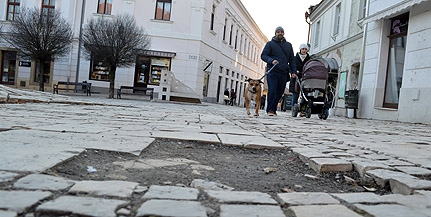 Nem lesz több csetlés-botlás: felújítják a Jókai és a Kossuth tér elhasználódott díszburkolatát Nem lesz több csetlés-botlás: felújítják a Jókai és a Kossuth tér elhasználódott díszburkolatát