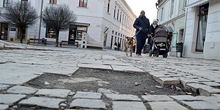 Nem lesz több csetlés-botlás: felújítják a Jókai és a Kossuth tér elhasználódott díszburkolatát Nem lesz több csetlés-botlás: felújítják a Jókai és a Kossuth tér elhasználódott díszburkolatát