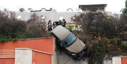 Így mentették meg az öt méter magasan lógó autót Így mentették meg az öt méter magasan lógó autót