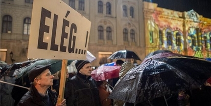 Csökkennek a tanárok terhei, mondta a helyettes államtitkár Pécsett - a pedagógusok tüntettek Csökkennek a tanárok terhei, mondta a helyettes államtitkár Pécsett - a pedagógusok tüntettek