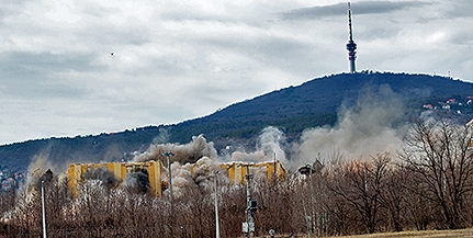 Figyelem, robbantás: térdre rogyasztották az egykori pécsi hőerőmű épületét