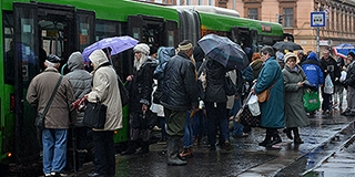 Jegyeket, bérleteket! – Újabb ellenőrök állnak munkába a pécsi buszokon, hogy kiszűrjék a potyautasokat Jegyeket, bérleteket! – Újabb ellenőrök állnak munkába a pécsi buszokon, hogy kiszűrjék a potyautasokat