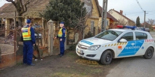 Tizenhárom kutya őrizte a magatehetetlen férfit Tizenhárom kutya őrizte a magatehetetlen férfit
