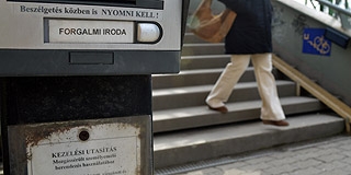 Lift ugyan van az Indóház téren a gyalogos felüljárón, de csak dísz - nincs aki kezelje Lift ugyan van az Indóház téren a gyalogos felüljárón, de csak dísz - nincs aki kezelje