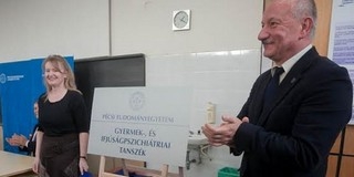Megnyílt a Gyermekgyógyászati Klinikán a régió első gyermekszpichiátriai osztálya Megnyílt a Gyermekgyógyászati Klinikán a régió első gyermekszpichiátriai osztálya