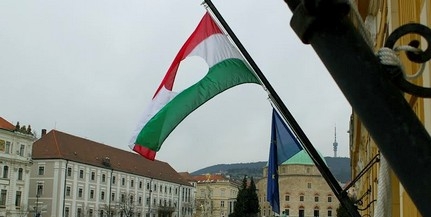 Indul az 1956-os emlékév Pécsett is - kitűzték a lyukas lobogót a városházára Indul az 1956-os emlékév Pécsett is - kitűzték a lyukas lobogót a városházára