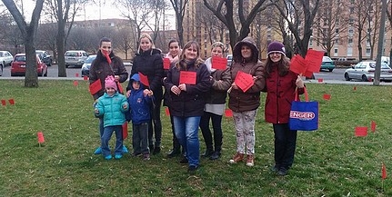 Aknaveszély! Zászlókkal hívták fel a figyelmet a mindent elborító kutyagumira Kertvárosban Aknaveszély! Zászlókkal hívták fel a figyelmet a mindent elborító kutyagumira Kertvárosban