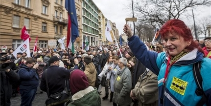 Orbán Viktor évértékelője alatt tüntetett az Együtt Orbán Viktor évértékelője alatt tüntetett az Együtt