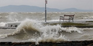 Balatonfenyvesnél kiöntött a Balaton pénteken Balatonfenyvesnél kiöntött a Balaton pénteken