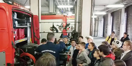 Tűzoltási bemutatóra érkeztek a diákok a laktanyába - így oltsuk a konyhatüzet Tűzoltási bemutatóra érkeztek a diákok a laktanyába - így oltsuk a konyhatüzet