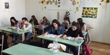 Pénzügyi ismeretekről tartott különórát Varga Mihály Pénzügyi ismeretekről tartott különórát Varga Mihály