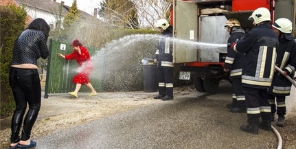Tűzoltóautóval mentek locsolkodni Ábrahámhegyen Tűzoltóautóval mentek locsolkodni Ábrahámhegyen