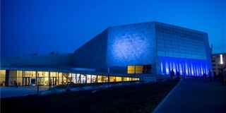 Kék fényben pompázik a Kodály Központ épülete