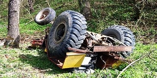 Felborult egy kistraktor Komló-Kisbattyán külterületén Felborult egy kistraktor Komló-Kisbattyán külterületén