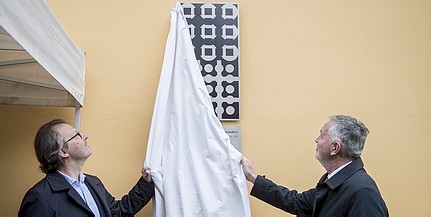 Emléktáblát avattak a 110 éve született Vasarely emlékére a róla elnevezett múzeumban Pécsett Emléktáblát avattak a 110 éve született Vasarely emlékére a róla elnevezett múzeumban Pécsett