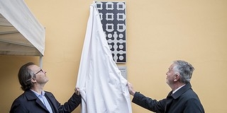 Emléktáblát avattak a 110 éve született Vasarely emlékére a róla elnevezett múzeumban Pécsett Emléktáblát avattak a 110 éve született Vasarely emlékére a róla elnevezett múzeumban Pécsett