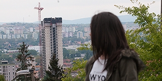 Kétezer négyzetméteres park, játszótér, fagylaltozó és emlékmű is lesz a Magasház helyén Kétezer négyzetméteres park, játszótér, fagylaltozó és emlékmű is lesz a Magasház helyén