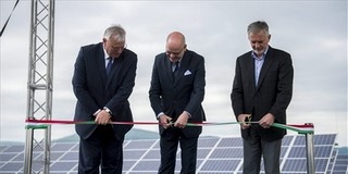 Átadták a 4,2 milliárdból megépített, tíz megawatt kapacitású pécsi naperőművet Átadták a 4,2 milliárdból megépített, tíz megawatt kapacitású pécsi naperőművet