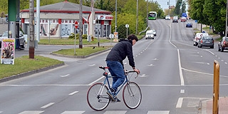 Vége lesz a bringás orosz rulettnek: kerékpárút épül a Zsolnay-negyed és a Budai vám között Vége lesz a bringás orosz rulettnek: kerékpárút épül a Zsolnay-negyed és a Budai vám között